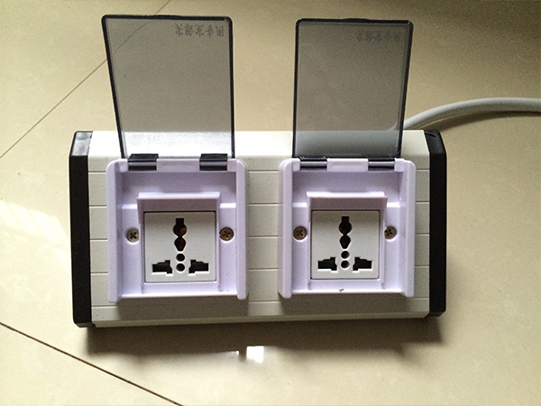 實驗室鋁合金底座島式插座三孔.jpg 實驗室鋁合金底座島式插座三孔.jpg