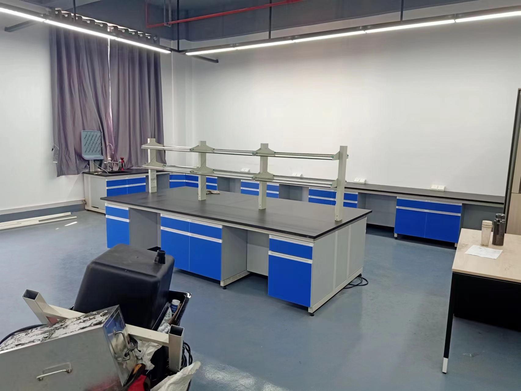 鋼木實(shí)驗(yàn)臺(tái) 鋼木實(shí)驗(yàn)臺(tái)深藍(lán)色