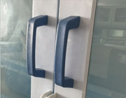 拉手:采用經過射出成型的PP材料制成,耐腐蝕性好。(藍色、白色)配雙掛扣。  拉手:采用經過射出成型的PP材料制成,耐腐蝕性好。(藍色、白色)配雙掛扣。